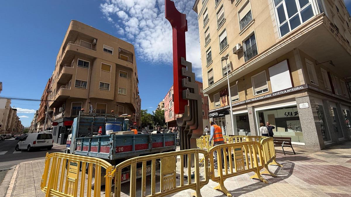Brigadas municipales adecentan el entorno donde se asienta la escultura