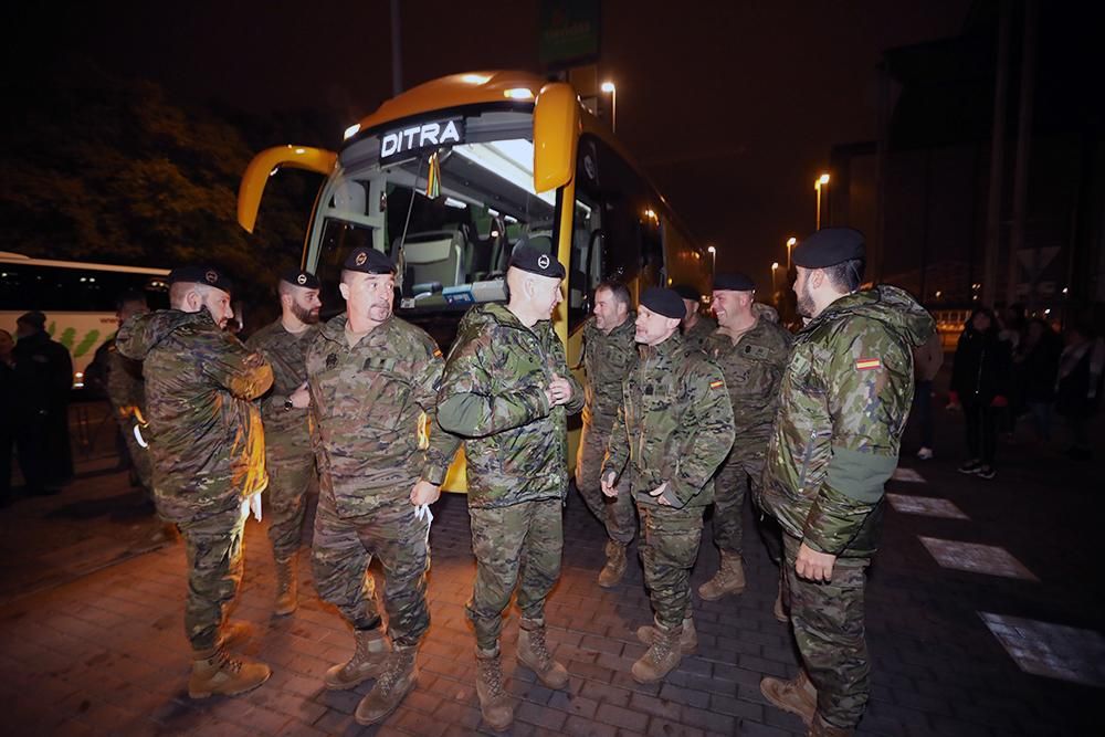 Un centenar de militares de Cerro Muriano parten a Letonia arropados por sus familias