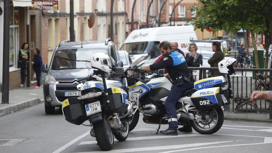 Agentes de la policía, en la calle Jovellanos de Las Vegas.