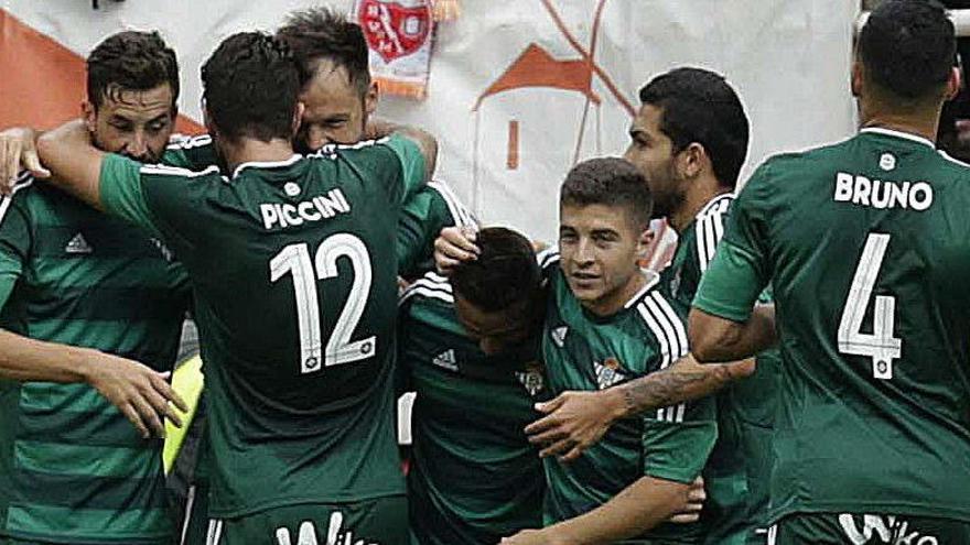 Los jugadores del Betis celebran uno de sus goles.