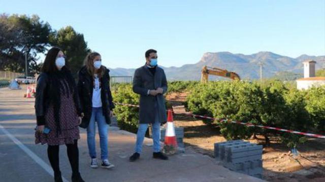 La edil y el alcalde, al visitar la zona. | AYUNTAMIENTO