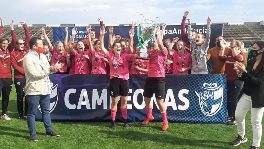 La selección cordobesa sub 17 femenina de fútbol celebra la conquista del título andaluz.