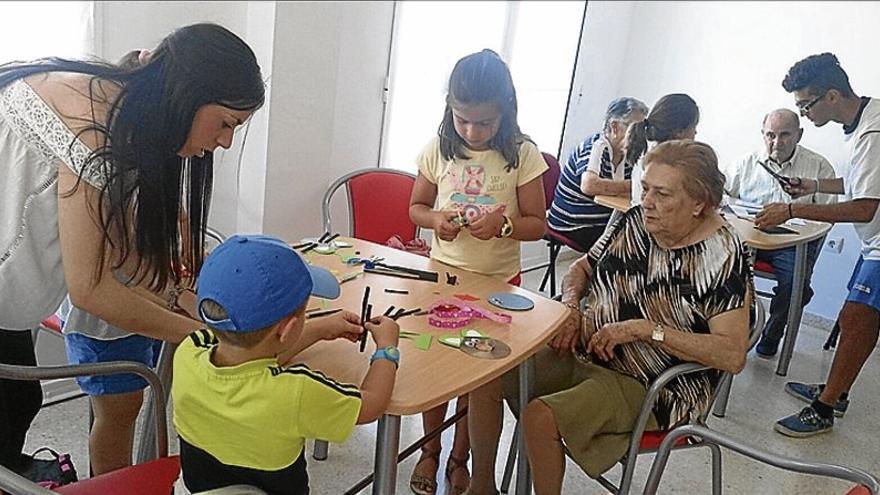 Niños de &#039;Talleres de verano&#039; recorren el centro de día