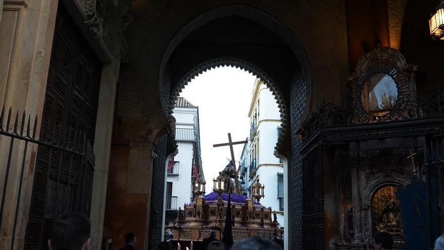 Vídeo | Salida de la Hermandad del Cristo de la Corona