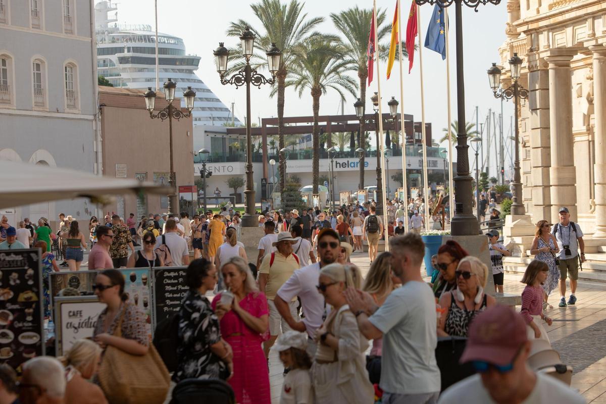 Turistas veraniegos en el centro de Cartagena tras el desembarco de un gran crucero.