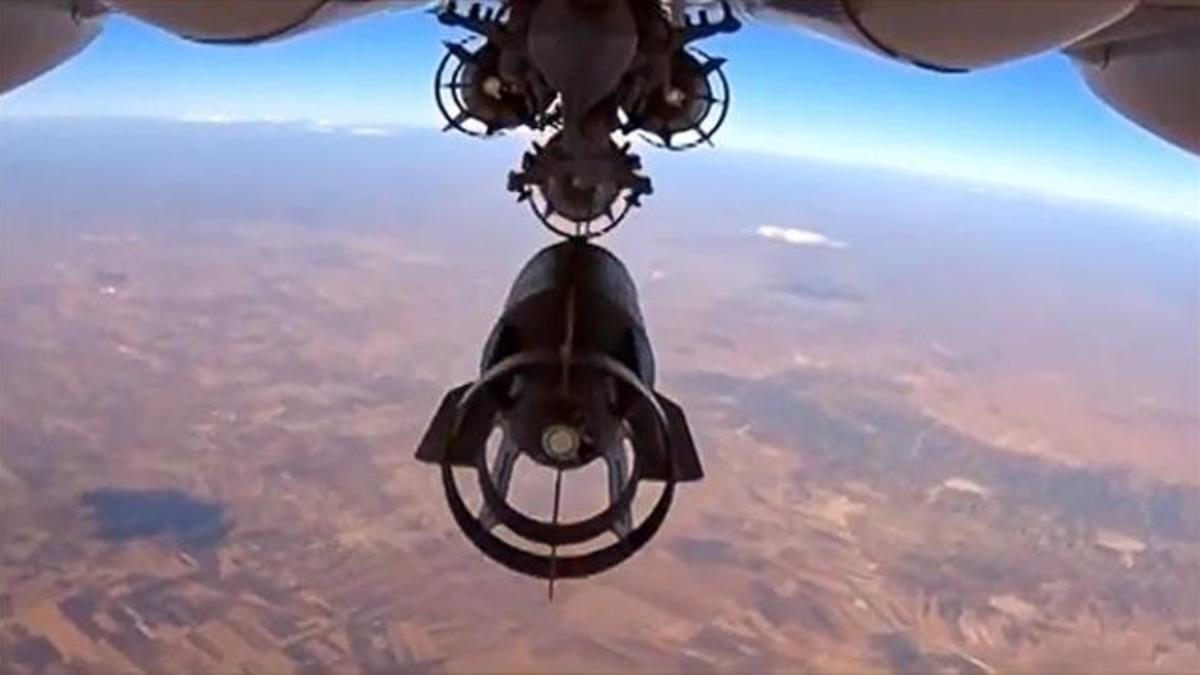 Un avión ruso lanza bombas sobre suelo sirio, esta semana.