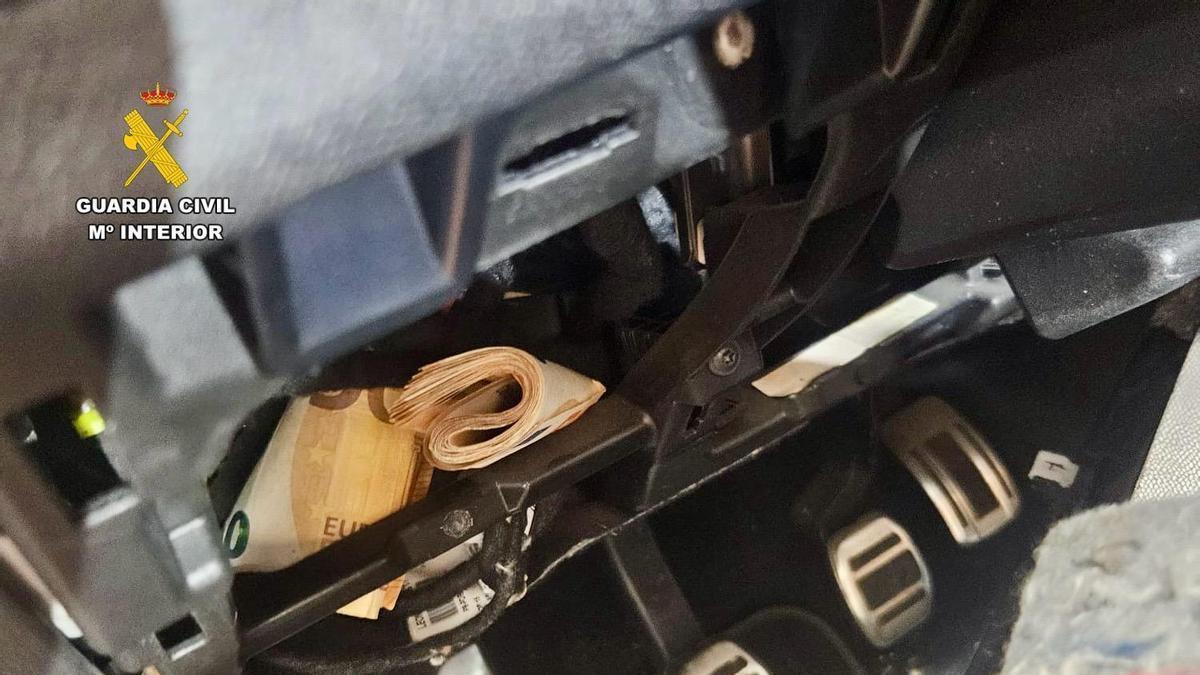 El dinero en efectivo fue escondido en un hueco del coche empleado para abandonar Jarandilla de la Vera.