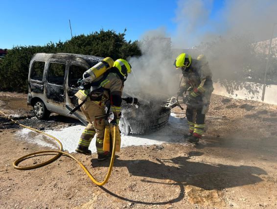 Mira aquí cómo ha quedado el coche que se ha incendiado en Formentera