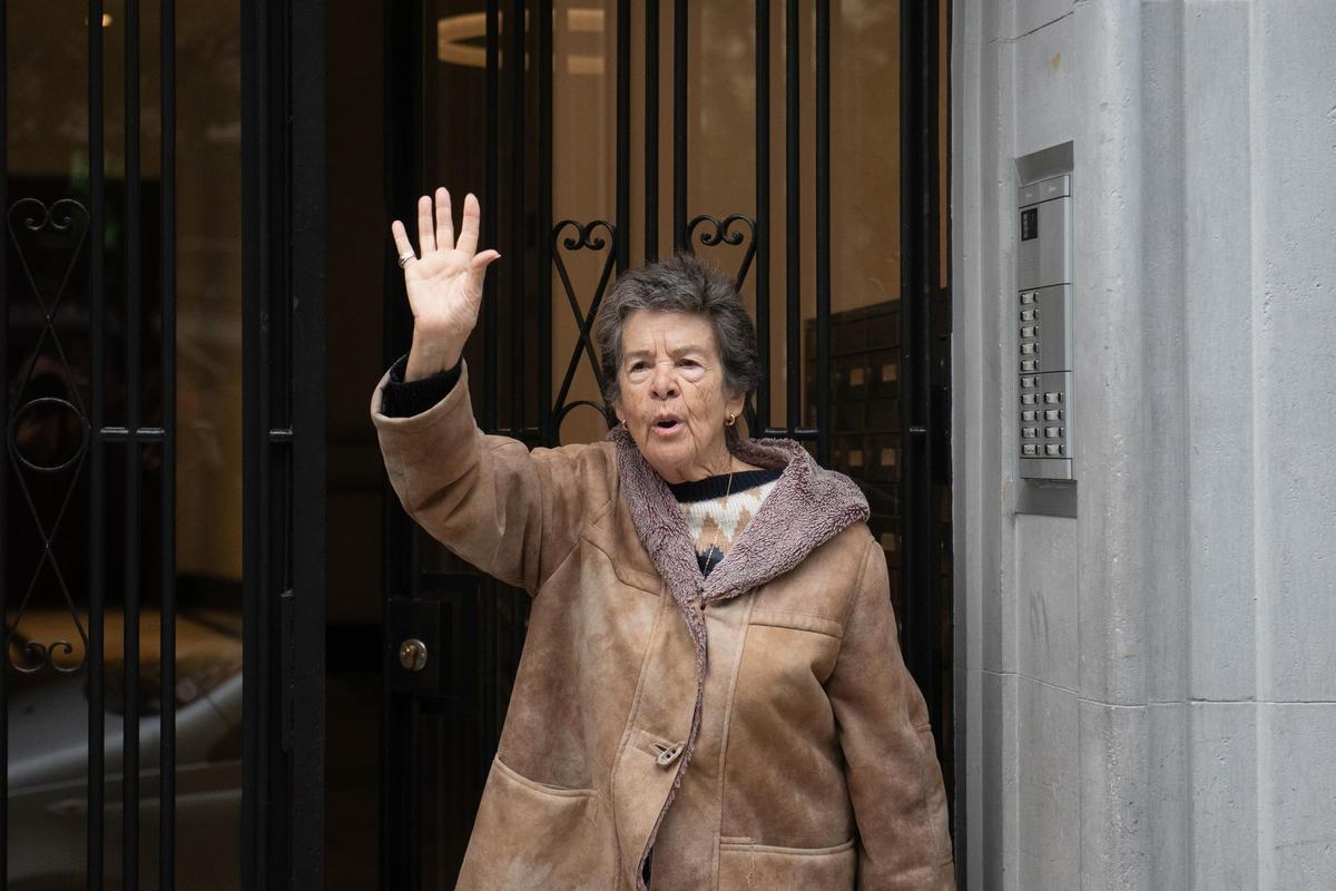 Archivo - Maricarmen celebra el aplazamiento del desahucio, a 29 de octubre de 2025, en Madrid (España)