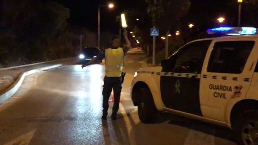 Un miembro de la Guardia Civil de Tráfico regula el tráfico