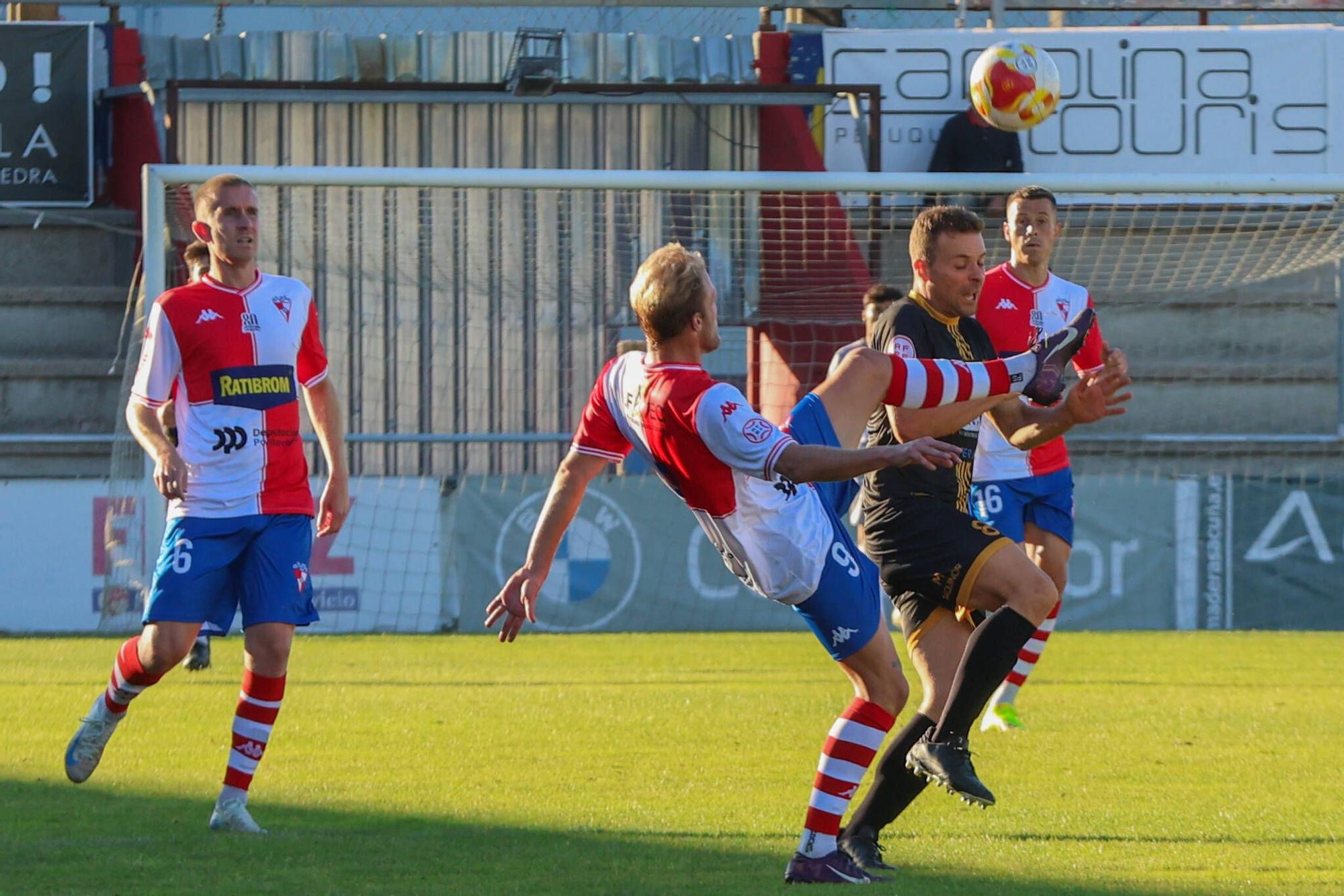 Las imágenes de la contundente victoria del Arosa al Barbadás (3-0)