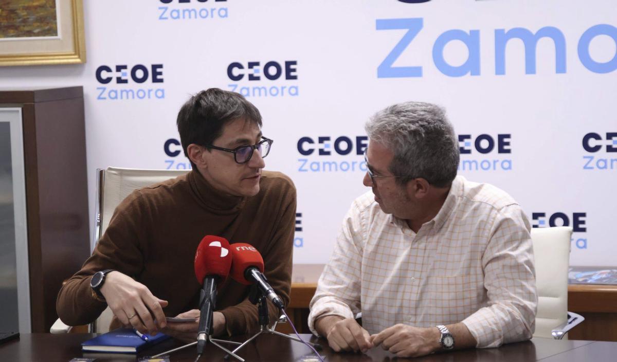 El presidente y el secretario general de Azeco, Ruperto Prieto y Ángel Hernández. | VÍCTOR GARRIDO