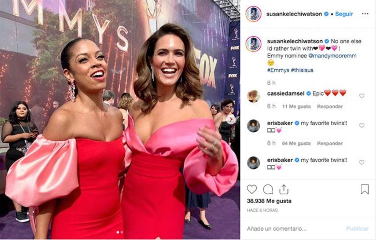 Susan Kelechi Watson y Mandy Moore en los Emmy 2019 con looks en rosa y rojo