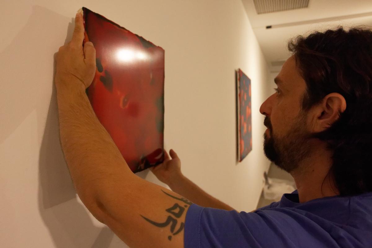 El artista Paco Dalmau supervisa la colocación de las obras en la sala de El Convent, Espai d'Art.