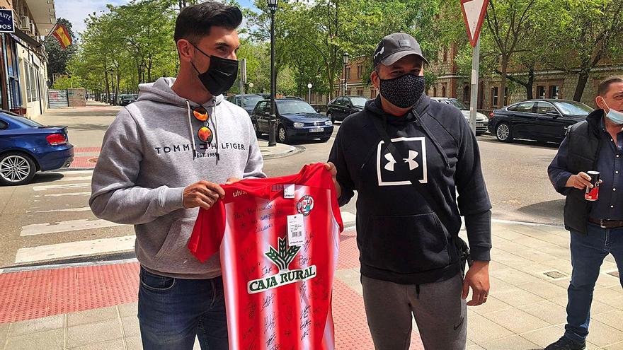 El Kiosko Universidad sorteó una camiseta firmada por la plantilla del Zamora CF