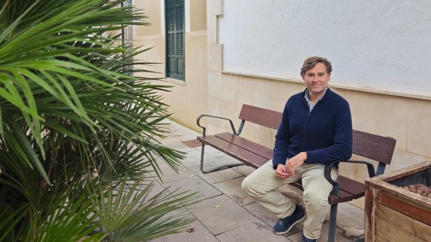 Jaume Ferriol posa para esta entrevista en la entrada del Ayuntamiento de Maria.