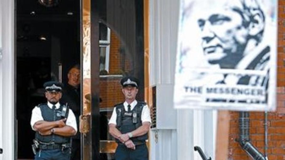 Un manifestante sostiene una pancarta a favor de Assange ante la embajada de Ecuador en Londres, ayer.