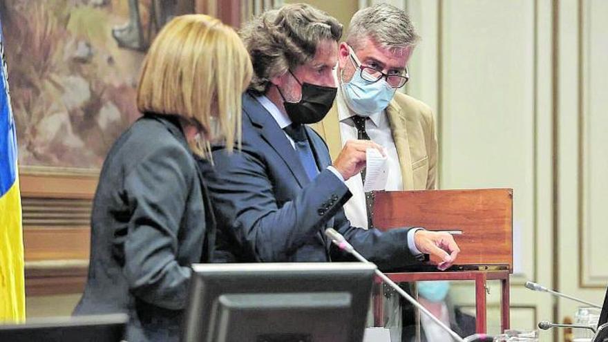 Esther González, Gustavo Matos (centro) y Jorge González, ayer durante la votación a la Junta de Control de la Radiotelevisión Canaria.