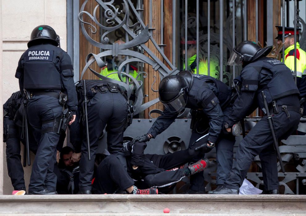 Desallotjament de membres dels CDR que bloquejaven