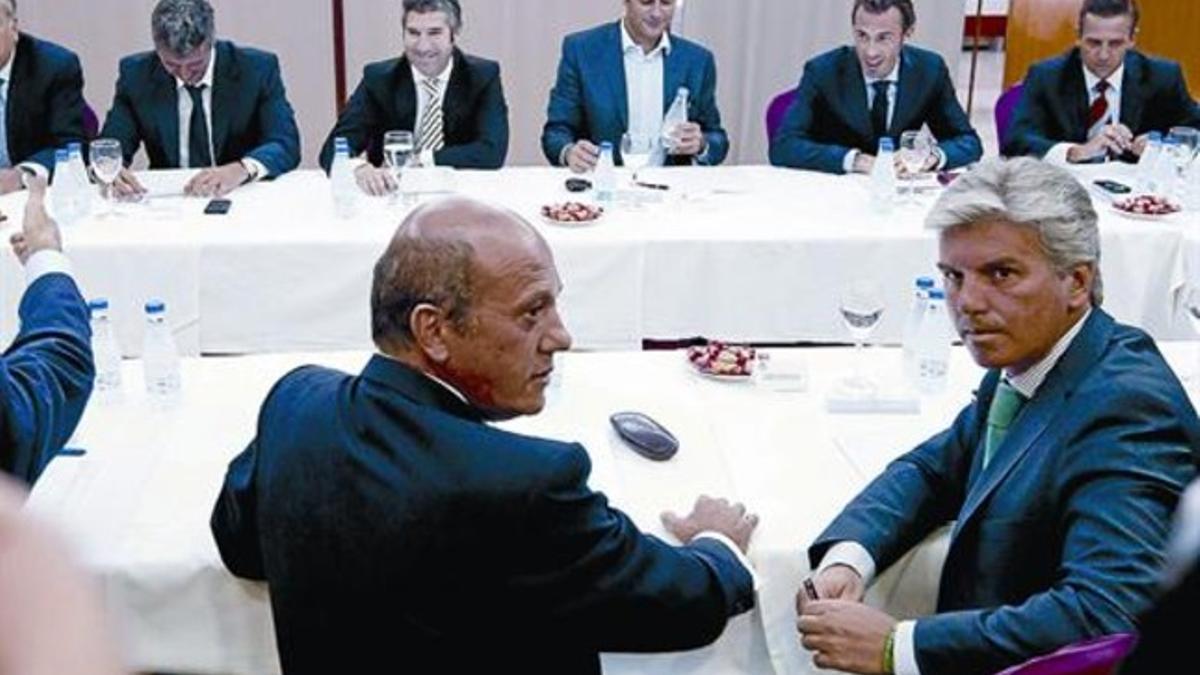 Del Nido, presidente del Sevilla, y Guillén, máximo dirigente del Betis, en primer plano, en la reunión de ayer.
