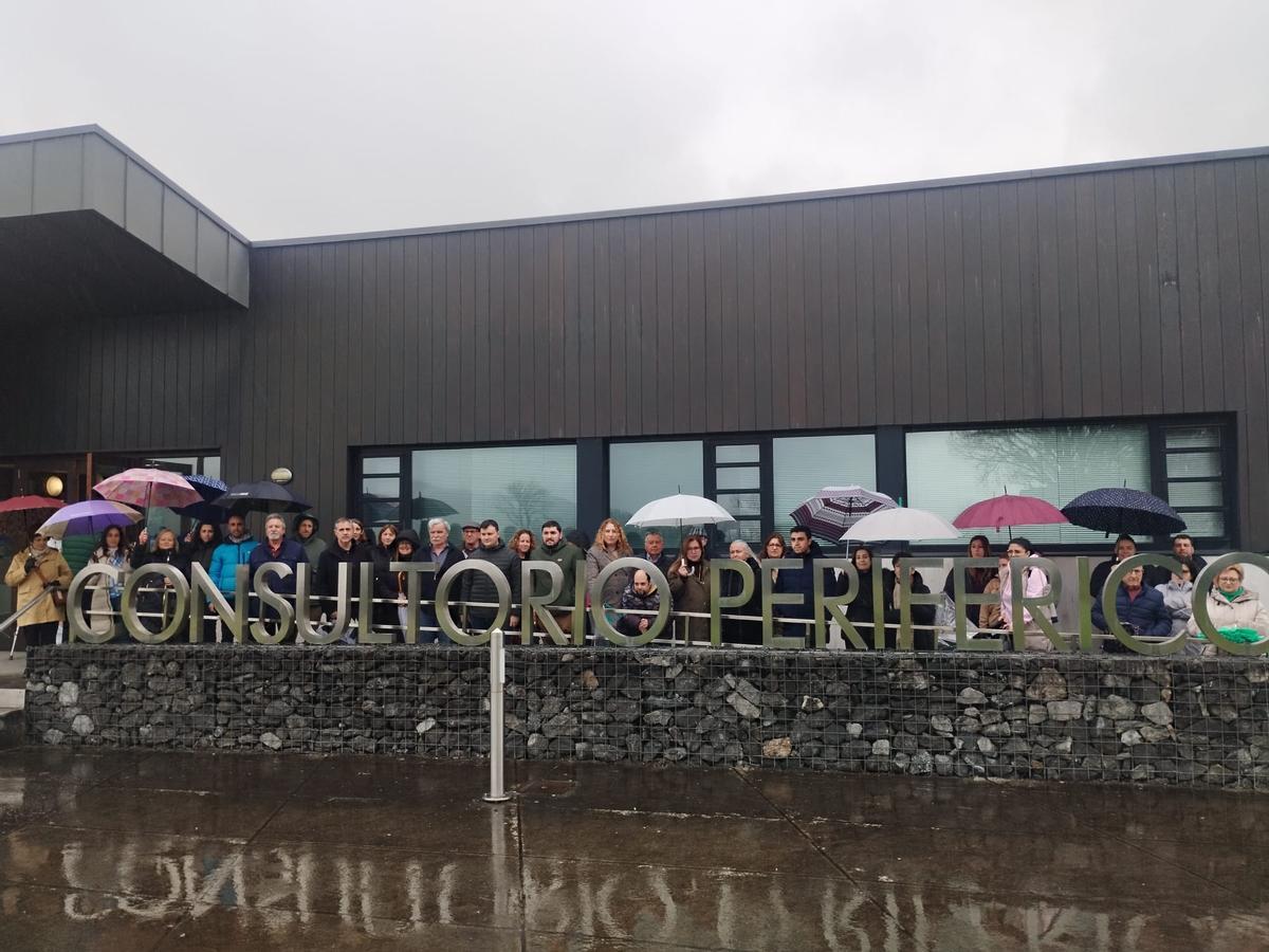 Los vecinos de Llanera en la protesta delante del consultorio de Lugo.