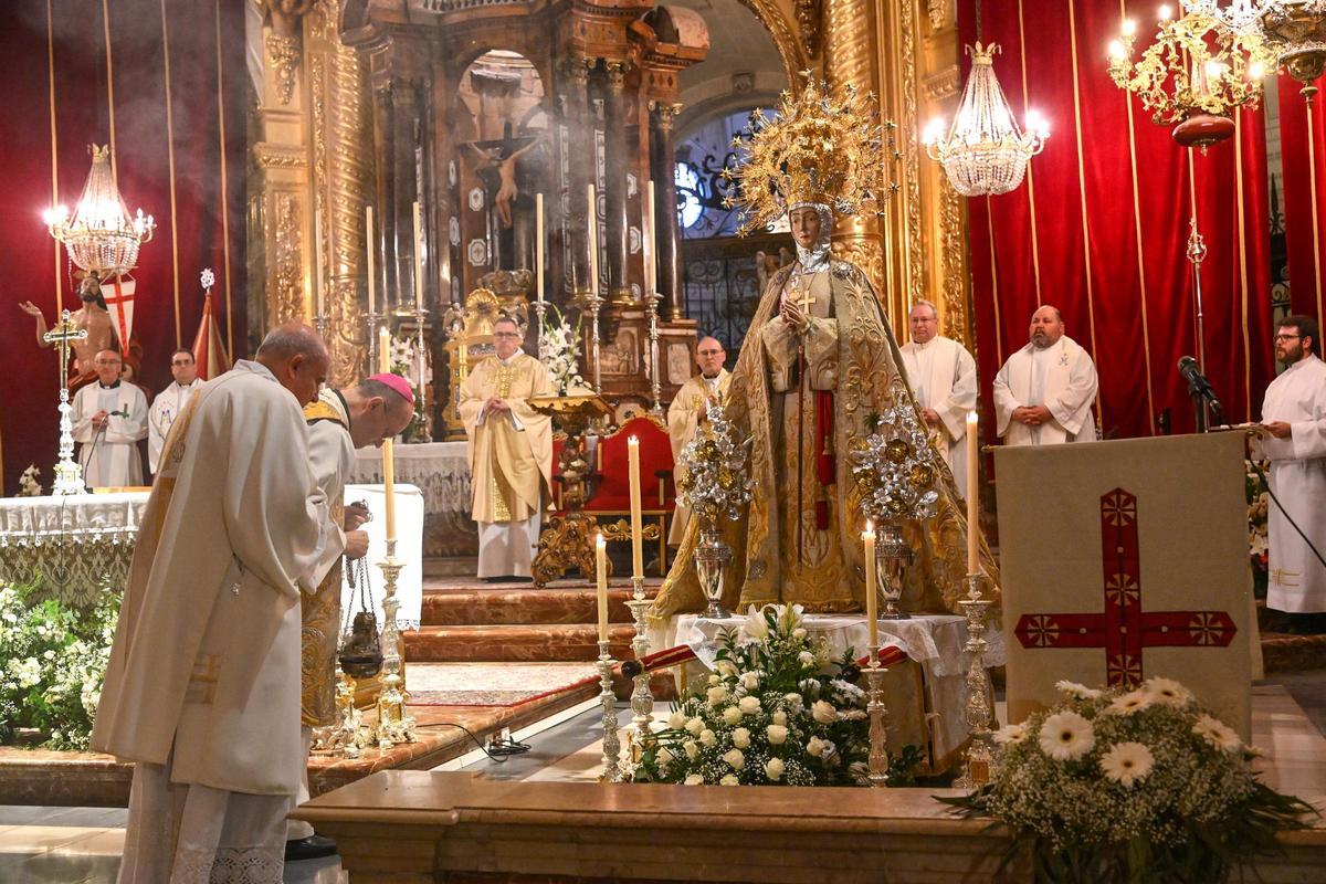 El obispo Munilla saluda a la Virgen de la Asunción, Patrona de Elche