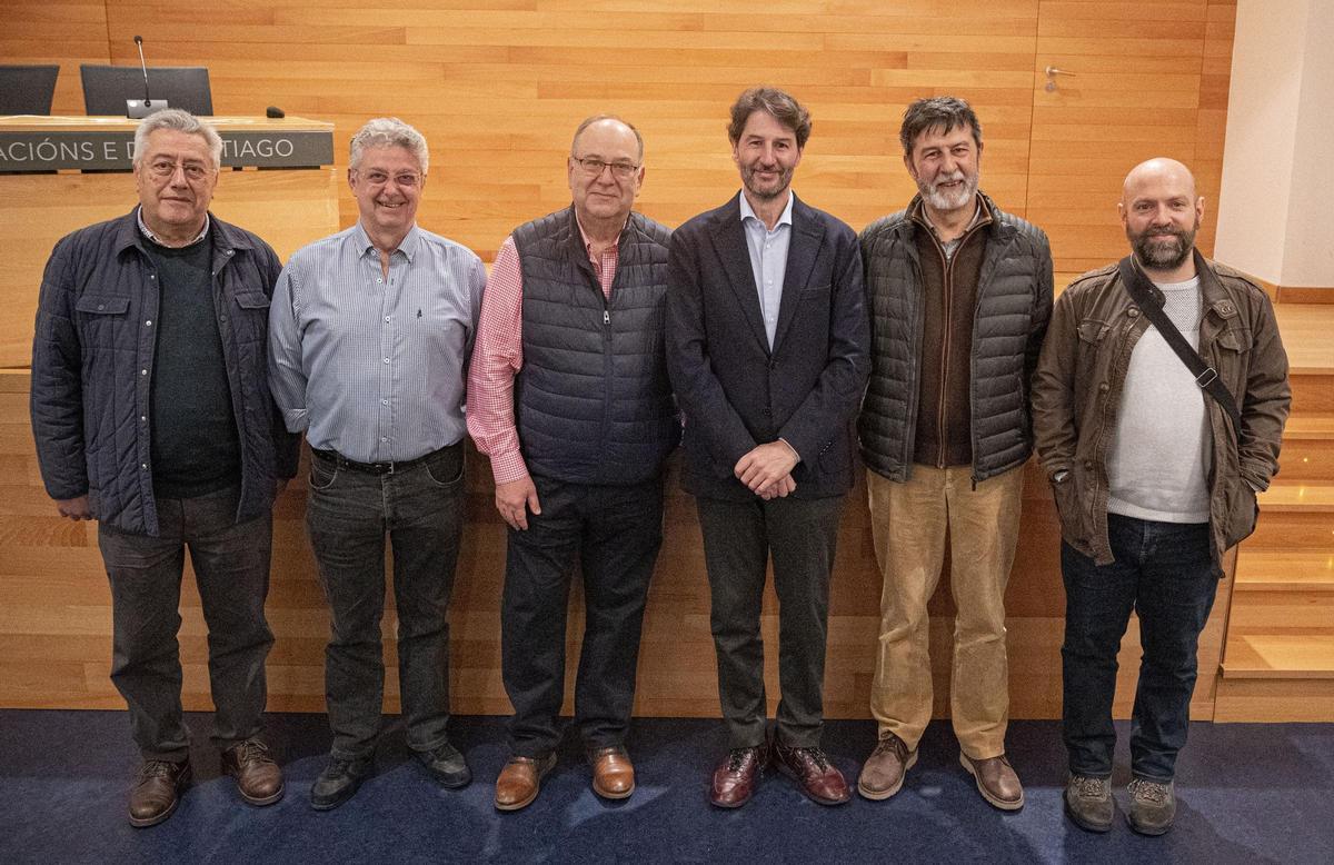 4. El luthier Vicente Carrillo, tercero por la izquierda, tras su charla en la última sesión del programa ‘Aula troyana’, en el Museo das Peregrinacións de Santiago.