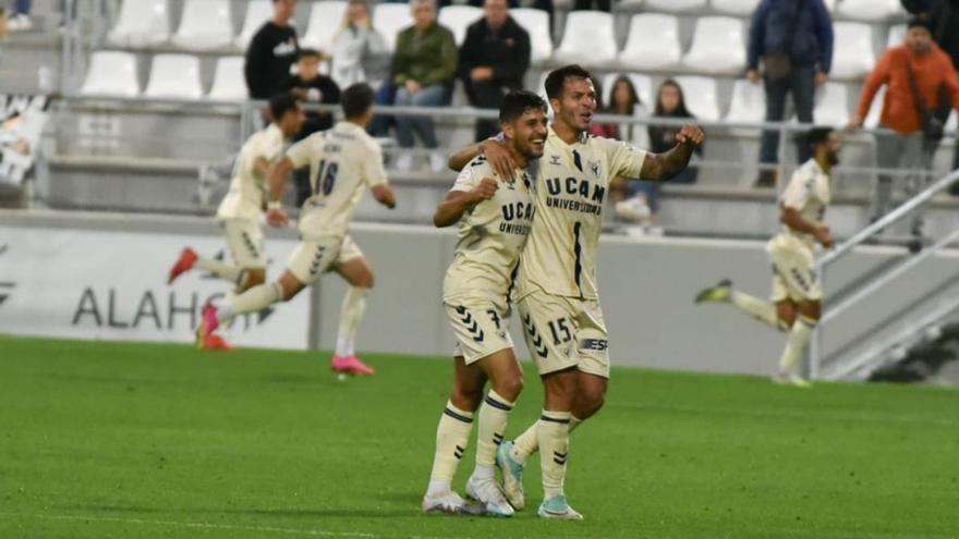 Ramón Blázquez y Vicente Romero celebran la victoria del UCAM Murcia en La Línea. | EUROPA SUR