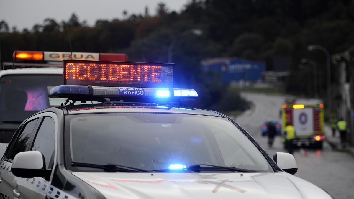 Un coche de la Guardia Civil avisa de un accidente en la vía