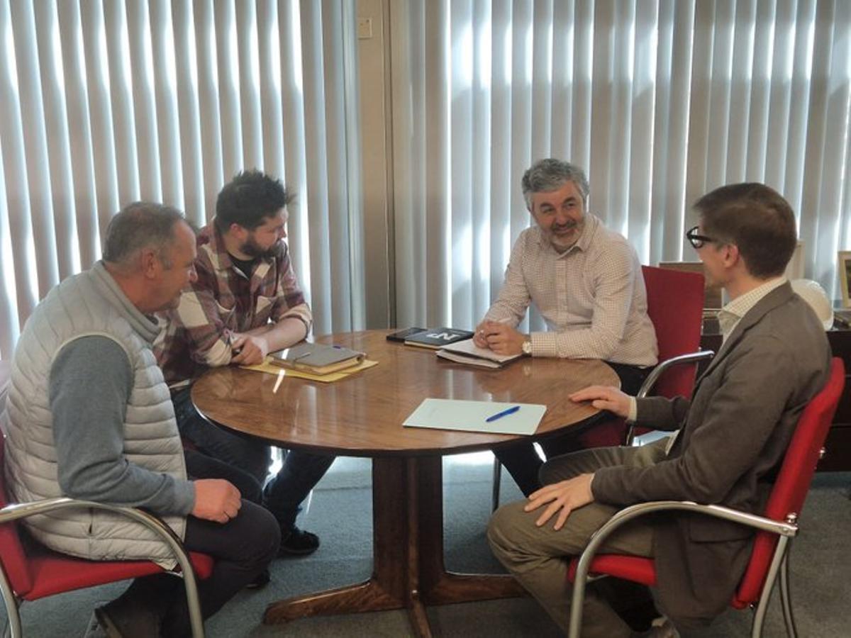 Adrián Gayo y Alejandro Calvo, en el centro, durante la reunión.