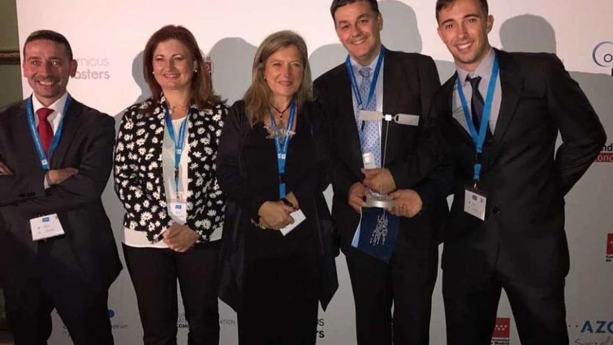 Francisco Diaz, Rosa Eguizábal, Teresa Pedrosa, Manuel García y Daniel Gómez, tras recoger el premio.