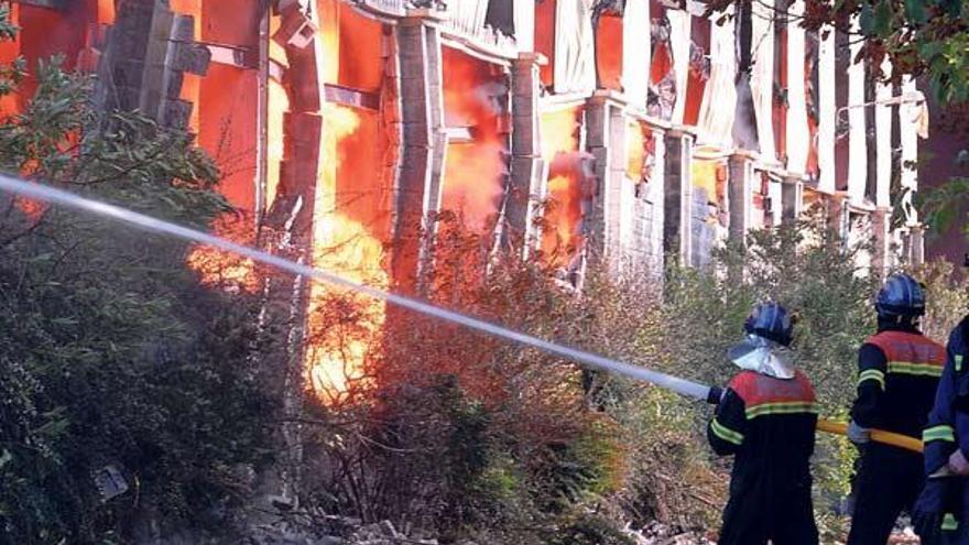 El fuego fundió las vigas de hierro y derribó las paredes de hormigón de la fábrica Cordelería J.J. Chicolino, en el municipio arousano de Boiro.