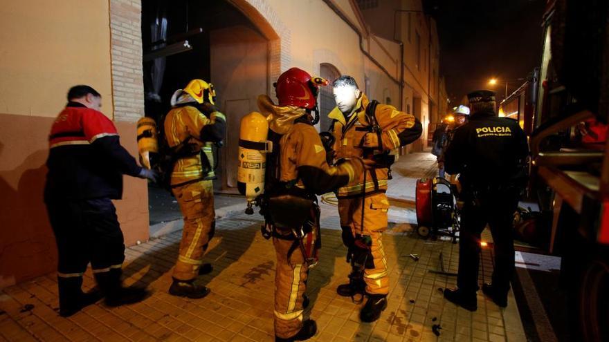 El amplio despliegue de bomberos ha evitado que las llamas se extendieran por la nave.