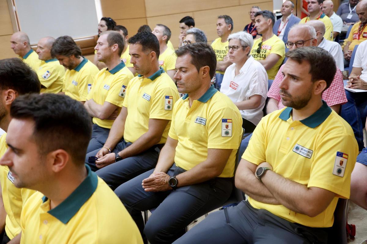 Una representación de los bomberos forestales estuvo presente este lunes en la firma del acuerdo en San Esteban