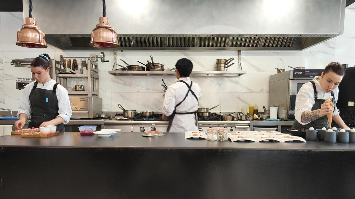 La cocina abierta del restaurante Hiu, en Cambrils.