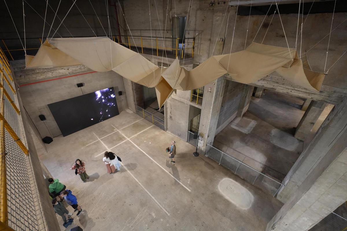 El interior de la nave de turbinas, reabierto por el festival Manifesta, en Sant Adrià de Besòs.