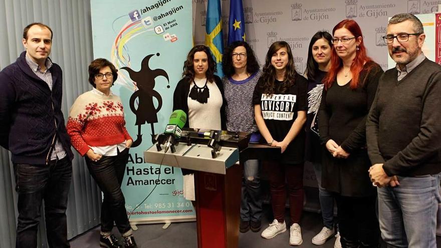 Miembros de la asocicación juvenil, junto a representantes de los grupos políticos de la ciudad.