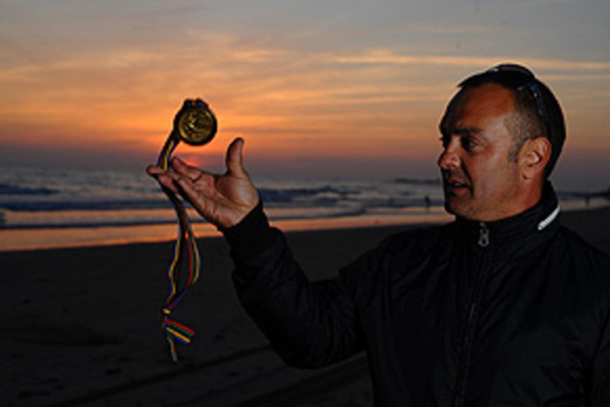 José Manuel Moreno posa en la playa con la medalla, la primera que logró España en el 92. José Manuel Moreno posa en la playa con la medalla, la primera que logró España en el 92.