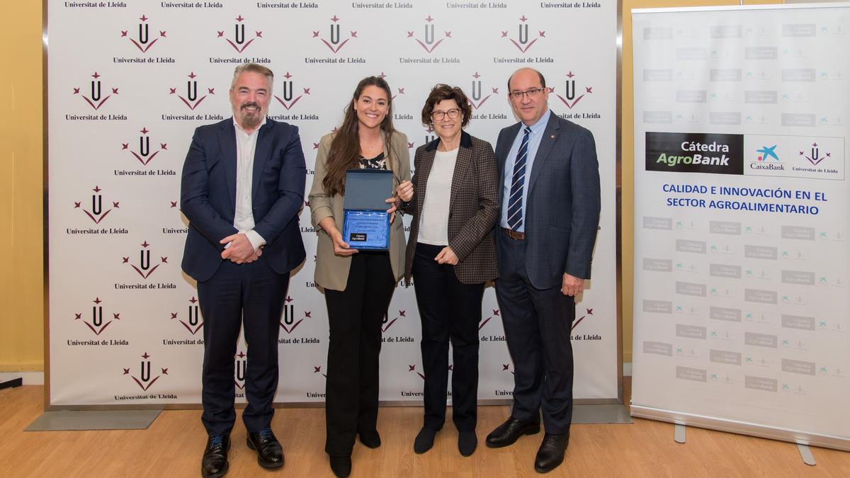 Entrega del premio de la Cátedra AgroBank de la UdL al mejor trabajo final de máster, con la premiada Alba Vigo sosteniendo el reconocimiento