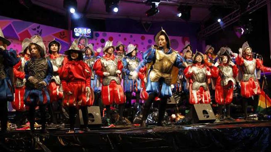 Actuación de la murga Ni Quito ni Pongo en la plaza del Rosario.