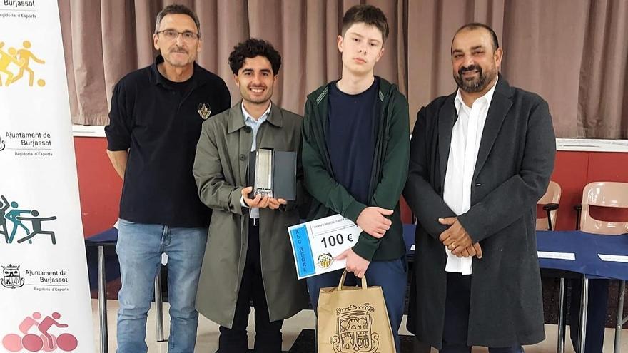 El ganador del torneo con representantes municipales y de la organización.