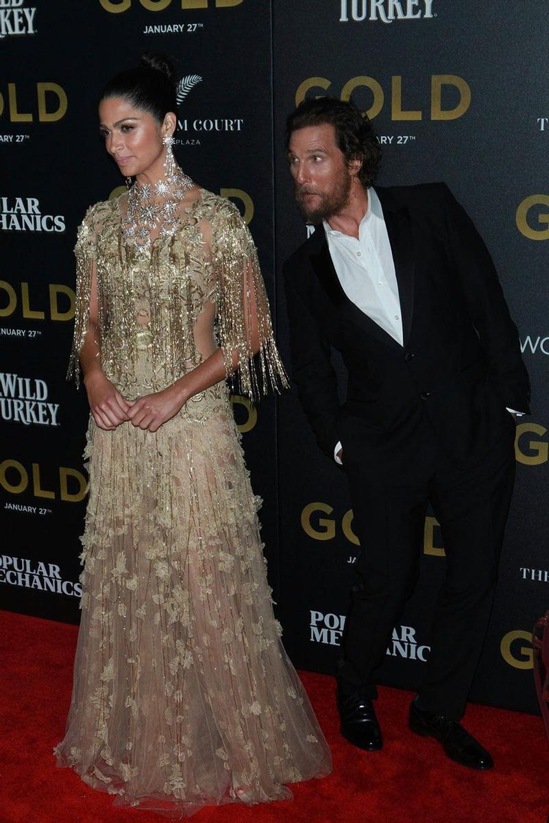 Matthew McConaughey y Camila Alves en el estreno de 'Gold'