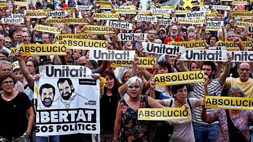 Un moment de la manifestació organitzada ahir davant la seu del departament d&#039;Economia