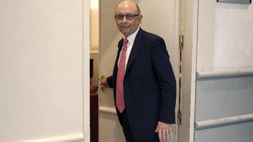 El ministro de Hacienda, Cristóbal Montoro, durante una sesión de control al Gobierno en el Senado.