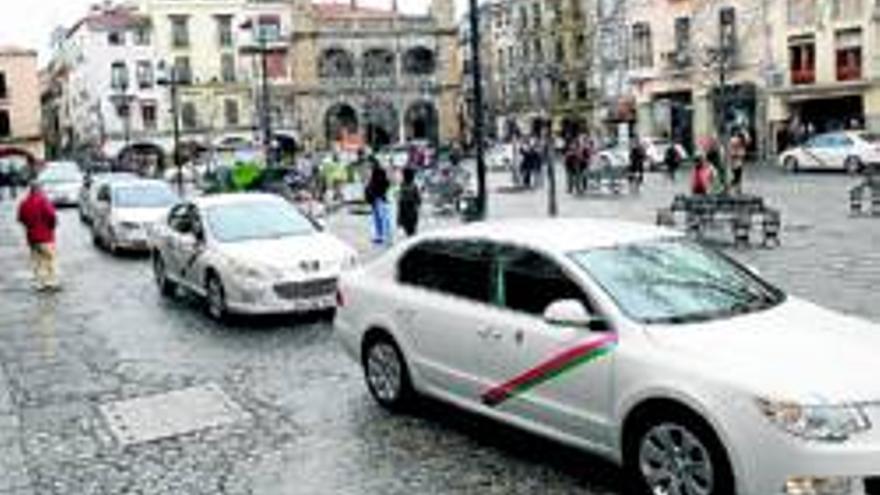 17 taxistas reclaman con una pitada regresar a la plaza Mayor