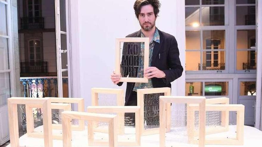 Guillermo Santomà, con marcos con mensajes en la galería Vilaseco.