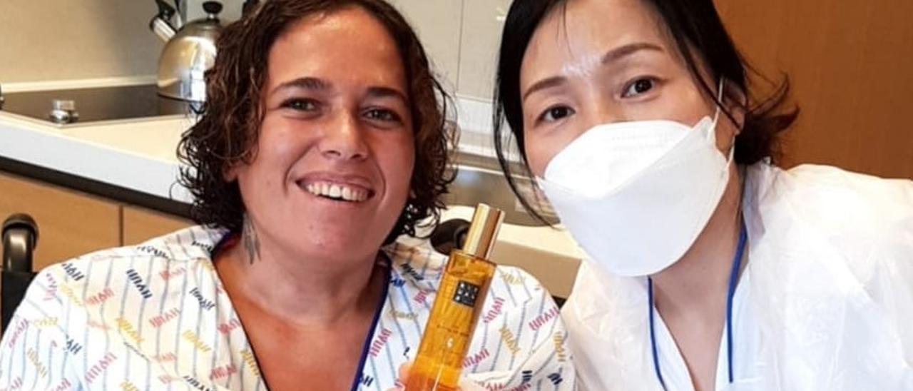 Mercedes Álvarez, junto a una de las enfermeras que la han atendido en Corea del Sur