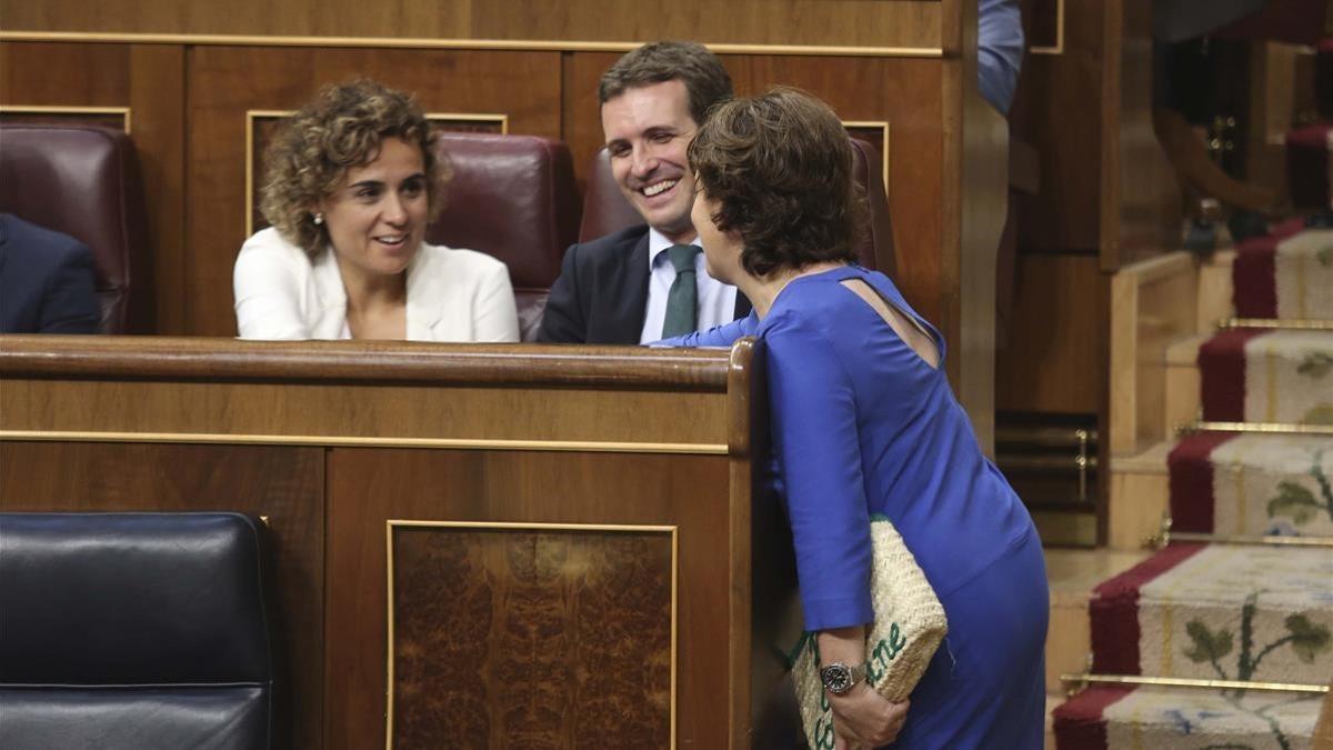 Pablo Casado y Dolors Montserrat  y Soraya Saenz de Santamaria