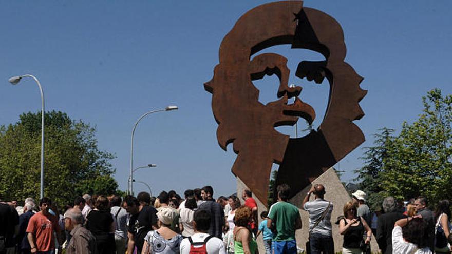 Decenas de personas visitan la estatua del Che en Oleiros.