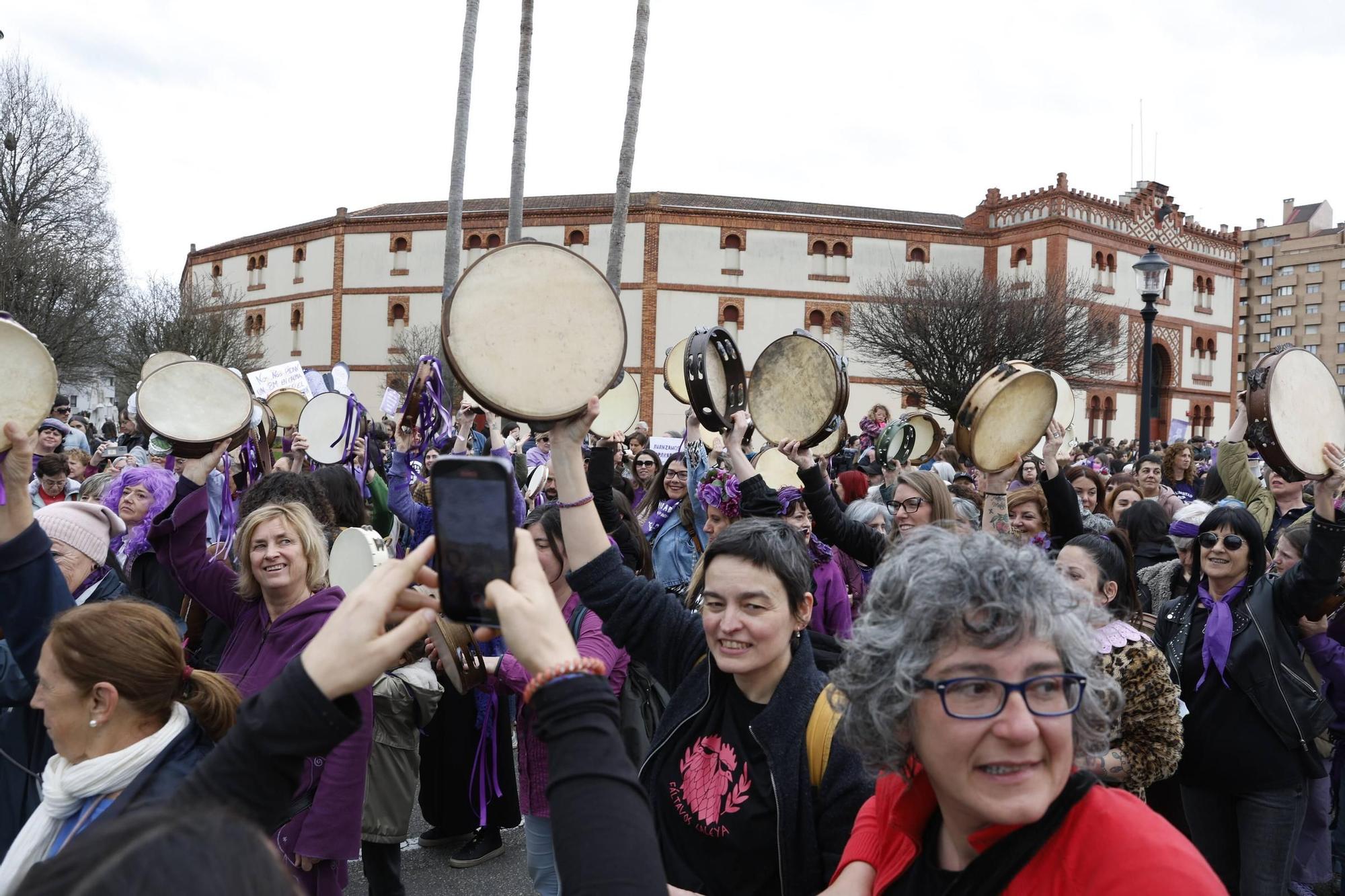 EN IMÁGENES: Carrozas, batucada y pancartas: así ha sido la multitudinaria manifestación del 8M en Asturias